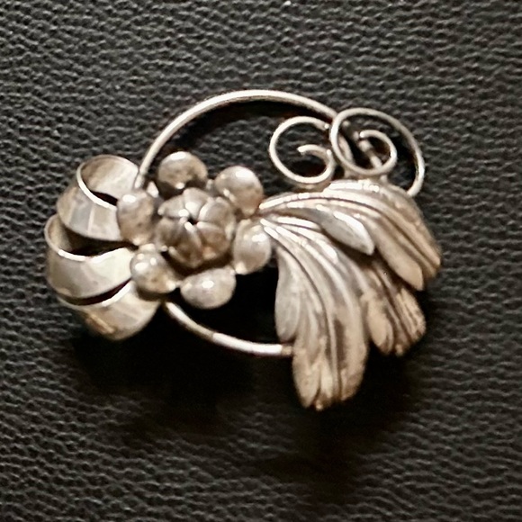 Vintage Beau Sterling Flower Brooch - Picture 5 of 5